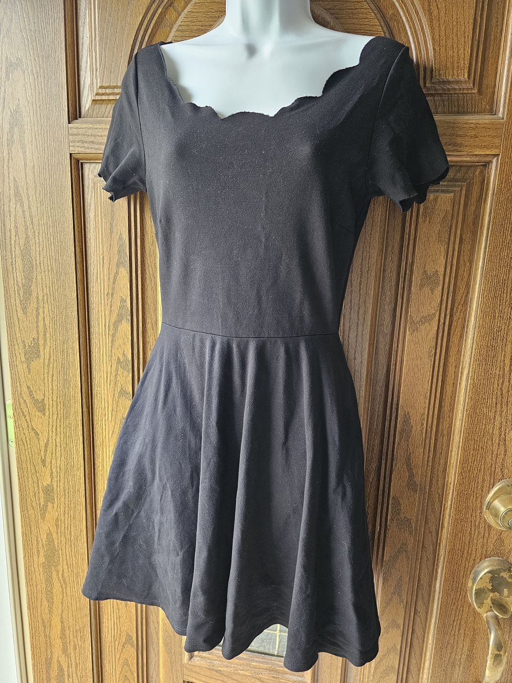 Smak Parlour Women’s Black Scallop Neck Short Sleeve Dress